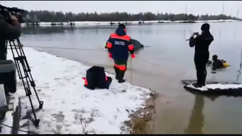 В ноябрьске извлекли из воды машину с трупом девушки