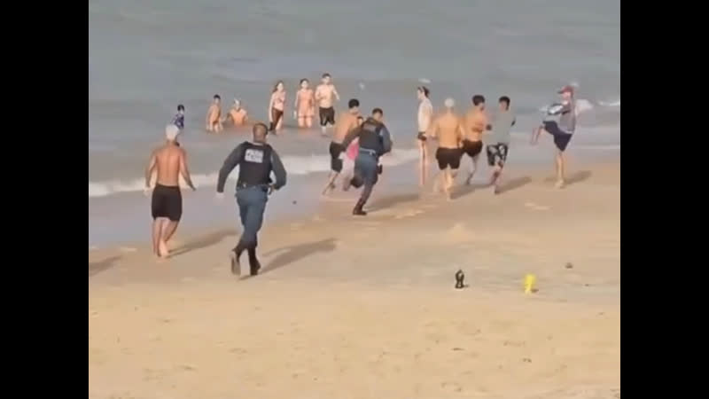 На бразильском пляже не убежишь от полицейских, все вокруг владеют капоэйрой