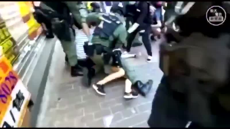 В гонконге полицейские просто так докопались до 18 летней школьницы