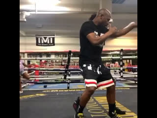 @floydmayweather giving his son @kingkoraun a boxing lesson! 🥊