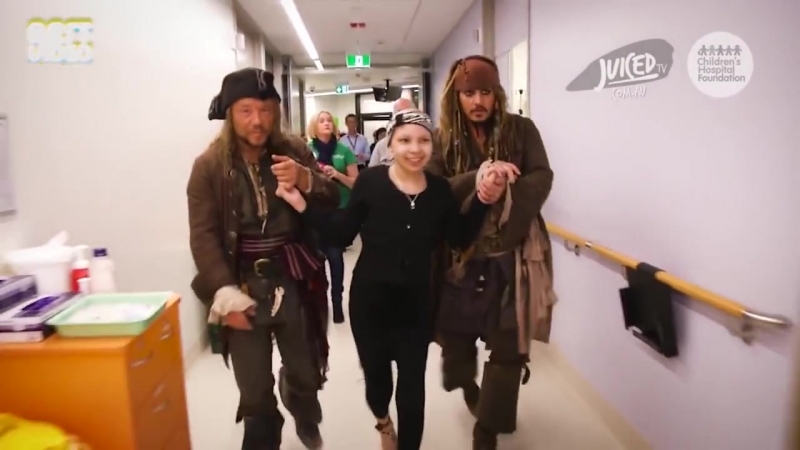 Джони депп в образе джека воробья посетил молодые больницу в австралийском городе брисбен