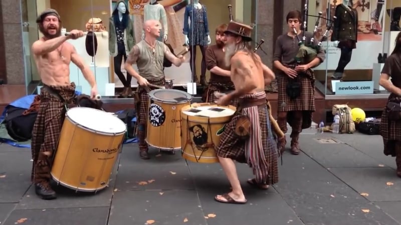 Шотландские барабанщики и волынщики на улице глазго