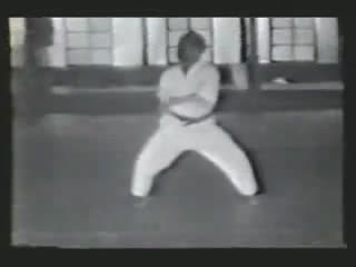Гичин фунакоси демонстрирует ката каратэдо текки1, текки2, текки3 и мейкю 1924г