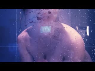 Masturbation sous la douche pluie violette 2