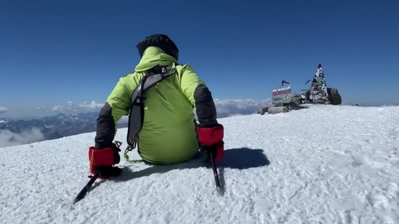 Рустам набиев, оставшийся без ног после обрушения казармы в омске, покорил эльбрус