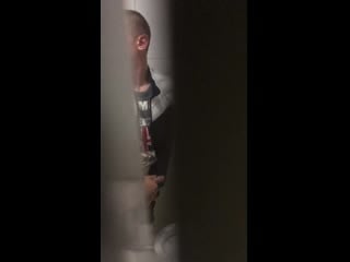 Парни натуралы дрочат в туалете