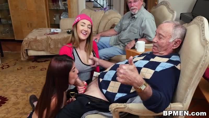 Pornosab com dve molodye telki ustroili s dedom nastoyaschuyu gruppovuhu v domashnem porno