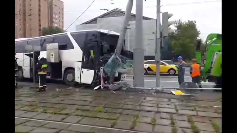 Автобус с китайскими туристами влетел в столб во время поездки по москве