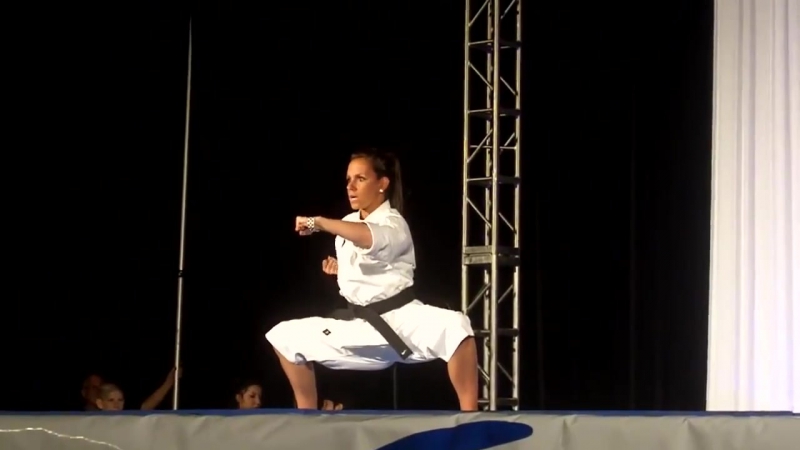 У нее запор что ли?)))