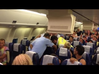 Когда разгар отпуска застал в самолете (огого видео)