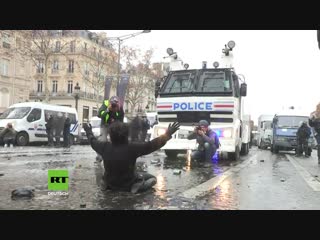 Tränengas und über 120 festnahmen schwere ausschreitungen bei gelbwesten protest in paris