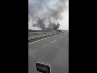 Paląca się cysterna amerykańskiego wojska na autostradzie a2