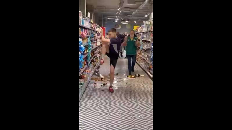 Тиктокер пришёл бить бутылки в пятерочку