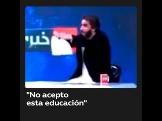 Un profesor afgano de kabul rompe sus diplomas en directo por televisión