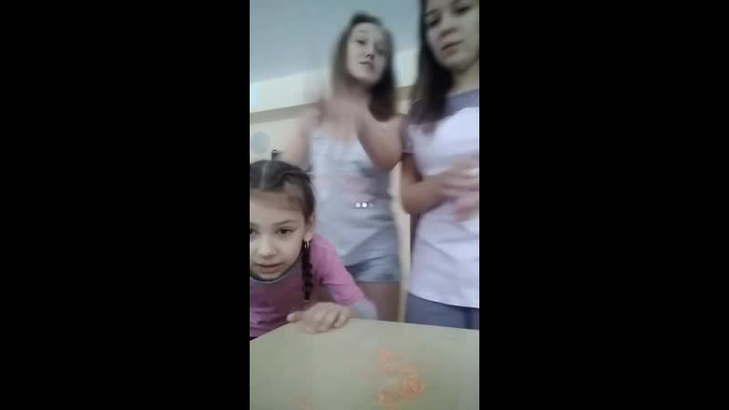 Позитивные (запись трансляции девочки школьницы студентки юные стройные милые шортики girls teen schoolgirls students shorts)