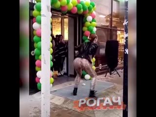 Тверк для анапских пенсионеров при открытии «пятёрочки» напокупаются товаров по акции и трясуть своими жопами