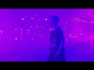 Travi$ scott выступает с треком «sicko mode» перед многотысячной толпой