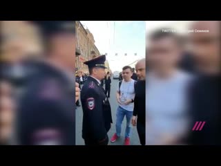 Сотрудник полиции повалил главу местного штаба навального во время первомайской акции