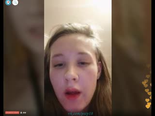 Сексуальная девушка с длинными волосами спалила сосок periscope перископ