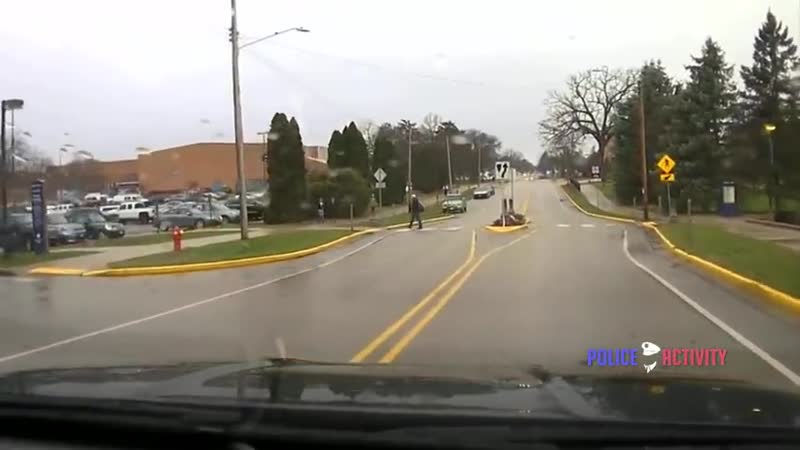 Полицейский остановил парня, который очень опаздывал на важную встречу