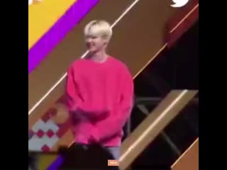 Скромненько танцует в уголке