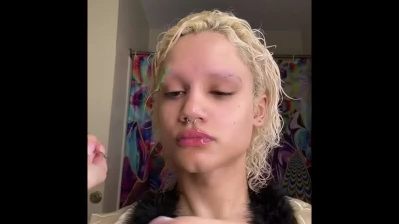 Девушки иногда делают странные вещи