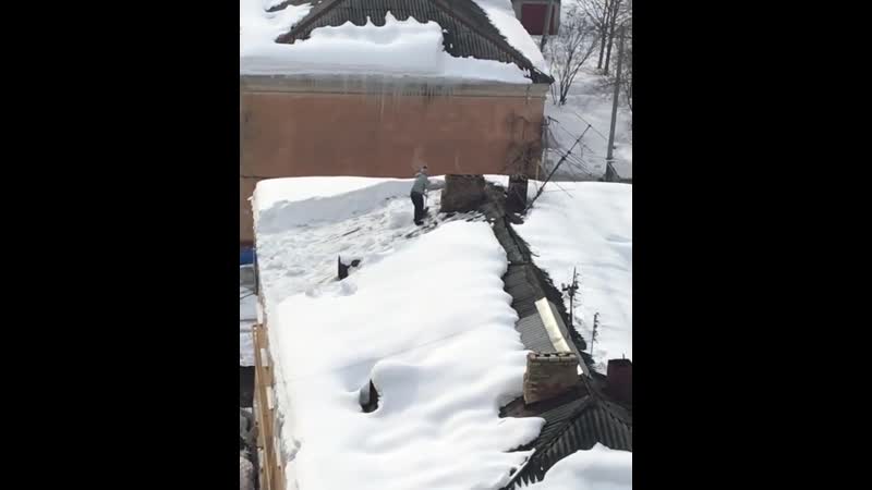 Жительница саратова сама счистила снег с крыши пятиэтажки