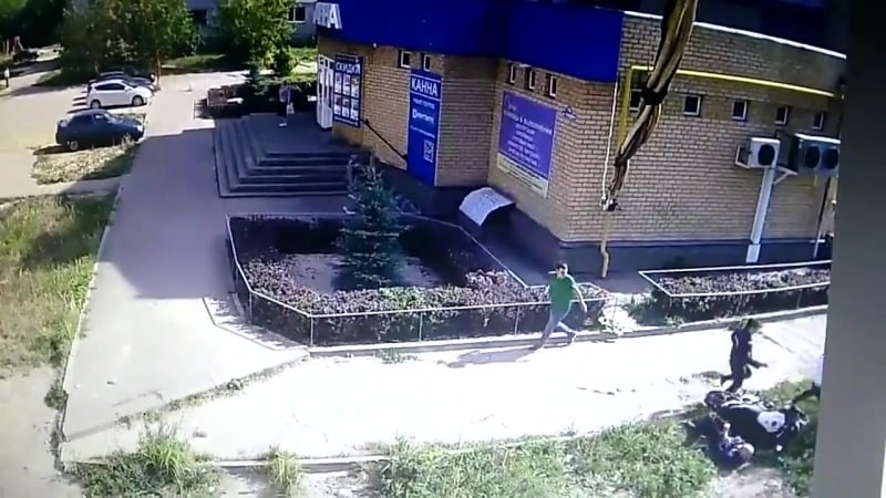 В арзамасе неравнодушный парень, увидев как за пьяными мотоциклистами гонятся полицейские, метнул в них кирпич и помог их задерж