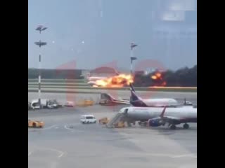 ✈️ в шереметьево самолёт, летевший в мурманск, совершил аварийную посадку из за пожара на борту