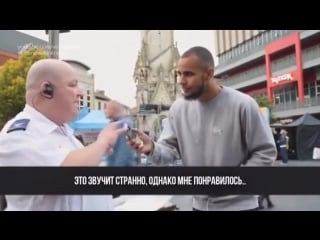 Случайным прохожим дали послушать коран