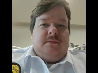 Мужик снимает пердеж на работе