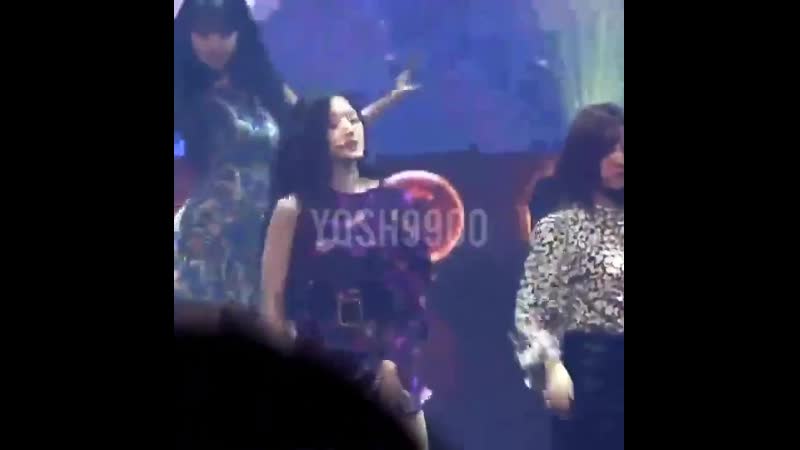 Shuhua hit yuqi's butt