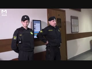 Настю рыбку и алекса лесли доставили в суд