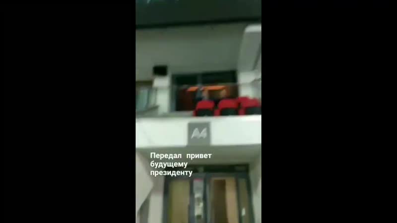 Мікалай лукашэнка павітаўся з фанатам