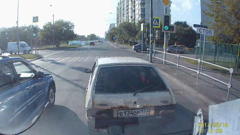Водитель не пропускает скорую