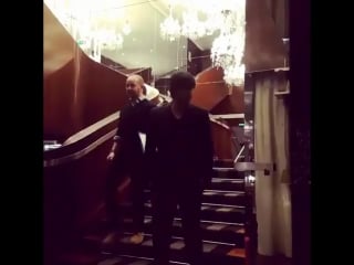 Keanu reeves vient darriver à la conférence ocs pour side by side paris