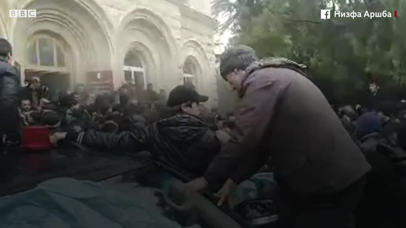 В сухуми оппозиция штурмует администрацию президента абхазии