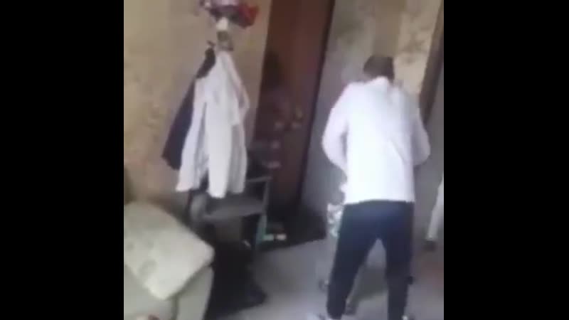 В россии отчим издевался над молодые бросая их на пол, а жена снимала на видео