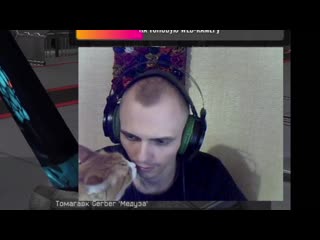 Миса в кадр залезла)