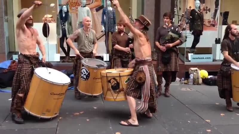 Шотландские барабанщики и волынщики (6 sec)