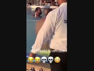 Dude jerking off in a pool, doesn’t realize that there’s a transparent glass behind him