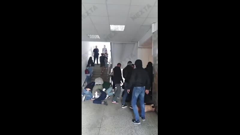Омон избивает студентов в минском государственном лингвистическом университете
