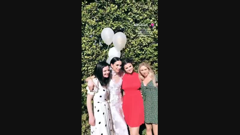 19 de enero selena gomez celebrando la despedida de soltera de courtney en su casa ubicada en studio city, california (3)