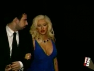 Christina aguilera muestra a max liron en hello