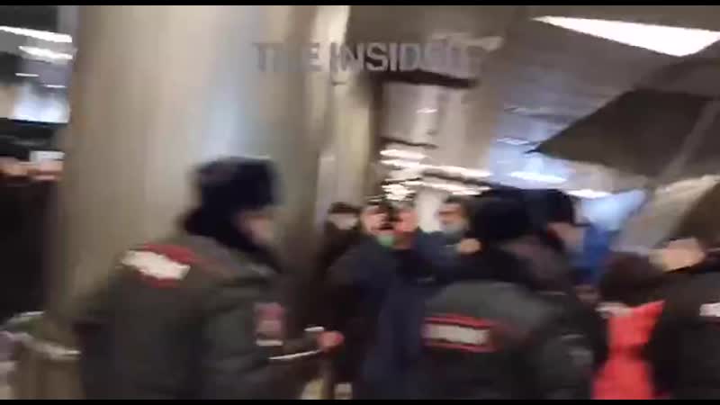 Во внуково задержали мальчонку, который принёс российский флаг он выкрикивал лозунги в поддержку навального {17 01 2021}