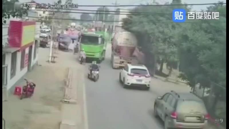 Водитель грузовика не заметил мужчину на скутере