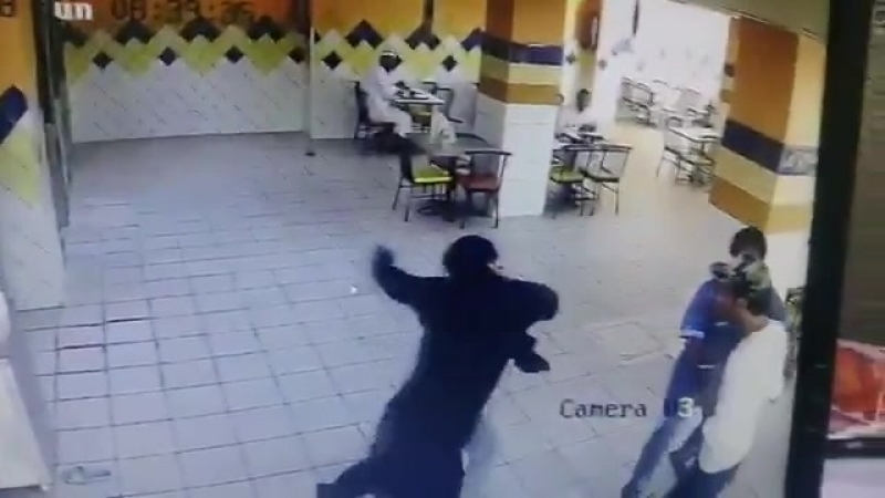 Женщина в хиджабе избила мужчину в ресторане саудовская аравия драка
