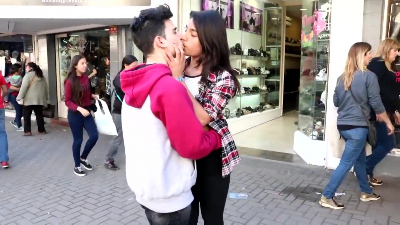 Beso o cachetada #2 besando desconocidas julian mauri