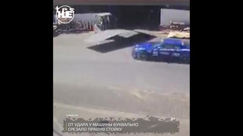 В израиле в аварии листом металла разрезало машину