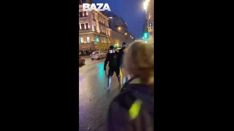 Омоновец бьет ногой женщину в петербурге